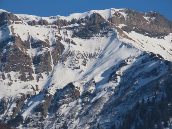 Le jeune homme de 26 ans cheminait avec son camarade de 24 ans dans la descente du sommet du Fanenstock, lorsqu'il a glissé dans la neige dure avant de chuter 300 mètres plus bas le long de la paroi enneigée. © Police cantonale GL
