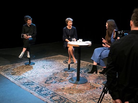 Le dialogue entre Simonetta Sommaruga et l'écrivaine Simone Lappert (à droite) a été enregistré dans un théâtre bernois vide. © Keystone