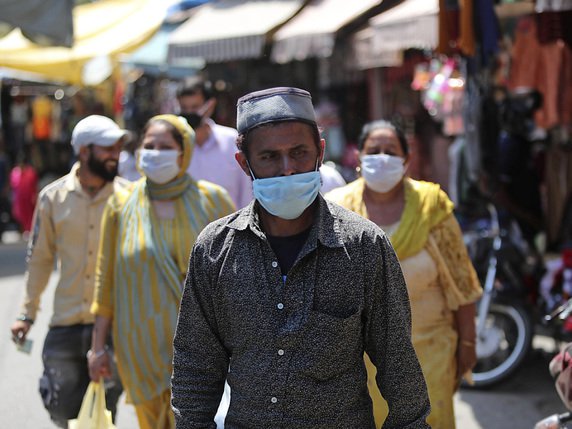 En Inde aussi, la situation est préoccupante: le ministère de la Santé a fait état dimanche de près de 25'000 nouveaux cas et 613 morts dues au coronavirus en 24 heures. © KEYSTONE/AP/Channi Anand