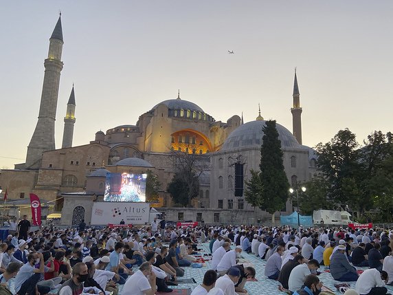 La plupart de la foule s'est prosternée devant la mosquée. © KEYSTONE/AP/Cavit Ozgul
