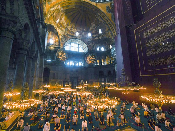 Seules quelques centaines de fidèles ont pu prier dans l'ancienne basilique byzantine. © KEYSTONE/AP