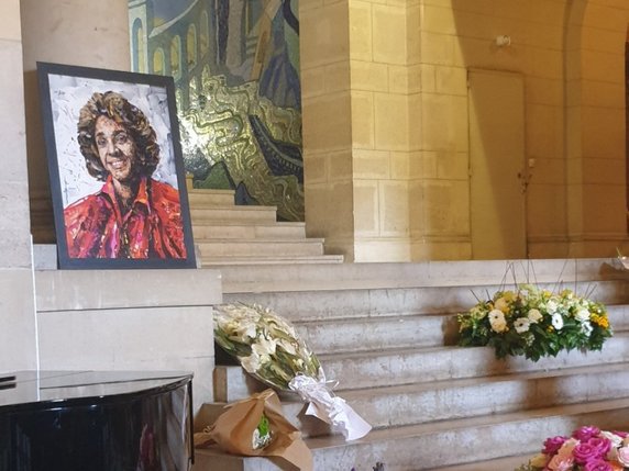 Un grand portrait souriant de la défunte avait été exposé devant le cercueil de Gisèle Halimi. © Compte Twitter de Stéphane Campana