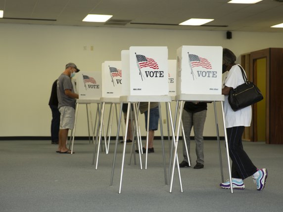 Certains Américains ont attendu jusqu'à quatre heures pour voter pour la présidentielle de novembre en Virginie. © KEYSTONE/AP/Mike Morones