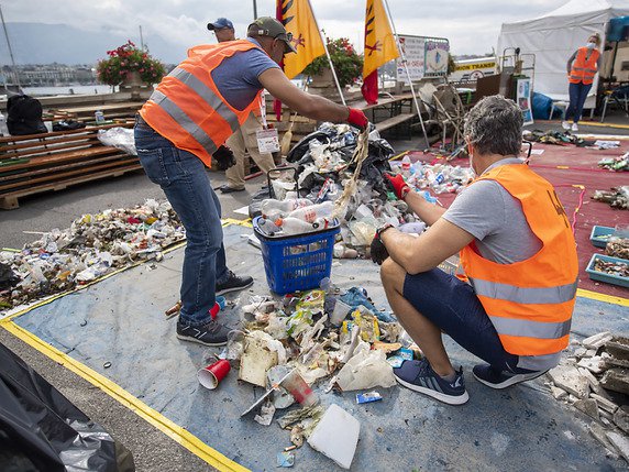 Plus de 1,3 tonne de déchets ont été ramassés sur le week-end par des Genevois. © KEYSTONE/MARTIAL TREZZINI