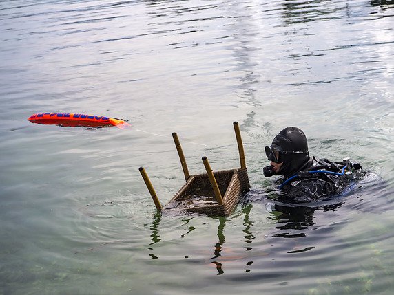 Les plongeurs ont retrouvé de nombreux déchets différents dans le lac Léman à Genève. © KEYSTONE/MARTIAL TREZZINI