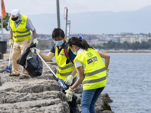 Des centaines de bénévoles ont participé sur le week-end au nettoyage d'ordures dans plusieurs sites genevois. © KEYSTONE/MARTIAL TREZZINI