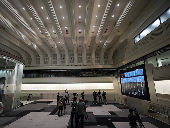 Les échanges à la Bourse de Tokyo ont été suspendus jeudi matin dès 08h35, heure locale (01h35 en Suisse). © KEYSTONE/AP/Eugene Hoshiko