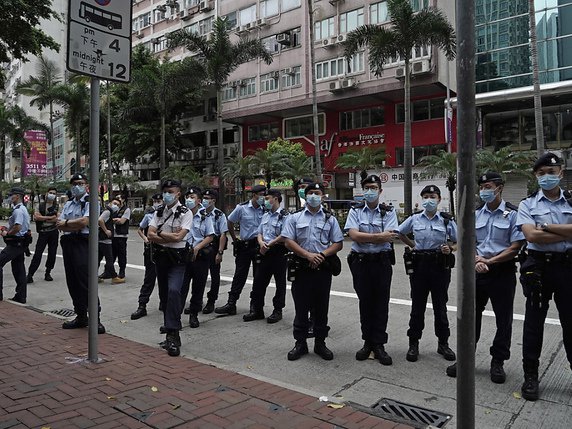 Quelque 6000 policiers ont été déployés dans les rues de Hong Kong afin d'éviter des manifestations pro-démocratie d'envergure en cette journée de fête nationale chinoise. © KEYSTONE/AP/Kin Cheung
