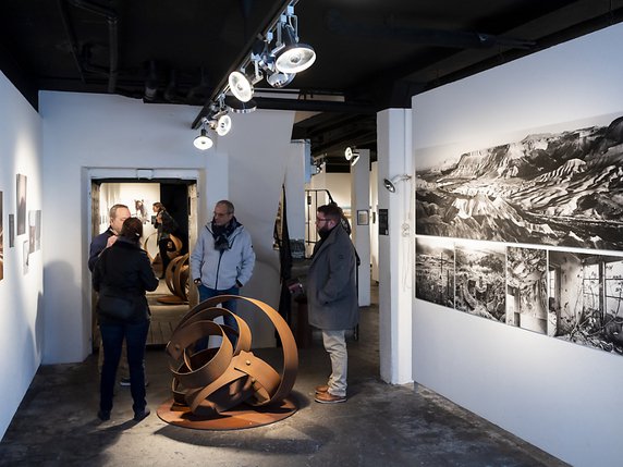 L'exposition marque le premier anniversaire de l'association de la Photographie professionnelle et artistique fribourgeoise (PPAF). © KEYSTONE/JEAN-CHRISTOPHE BOTT