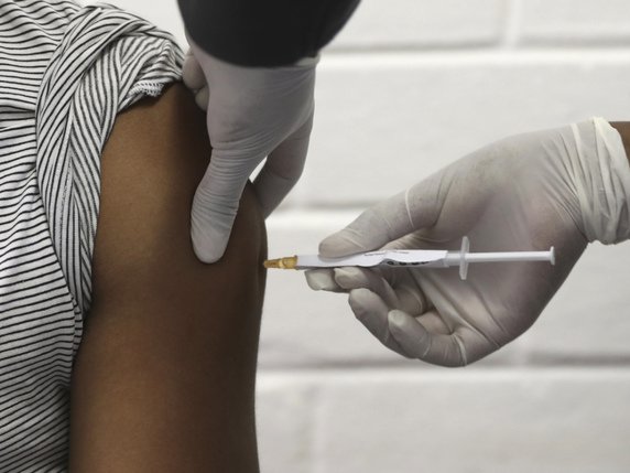 Quelque 20'000 volontaires ont pris part aux tests du vaccin de l'université d'Oxford dans plusieurs pays, dont 8000 au Brésil (archives). © KEYSTONE/AP POOL Reuters/SIPHIWE SIBEKO