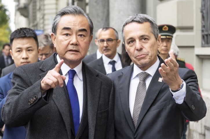 Le ministre des affaires étrangères Ignazio Cassis avec son homologue chinois Wang Yi (archives). © KEYSTONE/ALESSANDRO DELLA VALLE