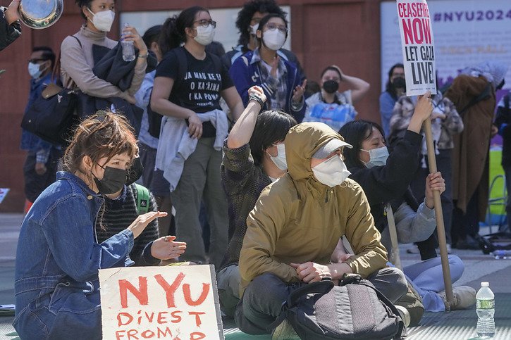Plus de 130 personnes ont été arrêtées, puis relâchées, après des manifestations étudiantes pro-palestiniennes devant la prestigieuse université NYU. © KEYSTONE/AP/Mary Altaffer