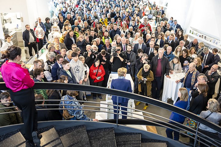 Environ 300 personnes ont participé à l'apéritif partagé par Conseil fédéral avec la population. © KEYSTONE/MICHAEL BUHOLZER