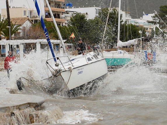 Au moins sept personnes ont péri en Espagne à cause de la tempête "Gloria" . Ici, le port de Pollenca, à Majorque, secoué par de grosses vagues. Une des victimes est morte en tentant d'y amarrer un bateau. © KEYSTONE/EPA/CB LB