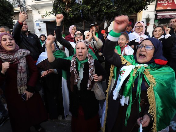 "Nous sommes venus vous dégager!", "le Peuple veut faire chuter le régime", ont scandé à l'adresse des dirigeants algériens les manifestants. © KEYSTONE/EPA/MOHAMED MESSARA