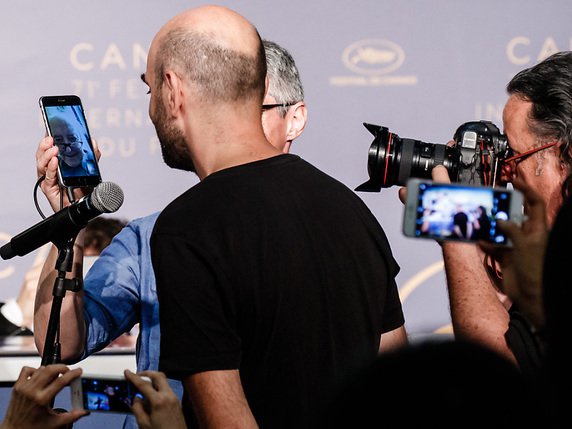 Jean-Luc Godard répondait aux journalistes via Facetime au Festival de Cannes en 2018, quand il a présenté son film Le livre d'image (archives). © KEYSTONE/EPA GETTY IMAGES POOL/TRISTAN FEWINGS / POOL