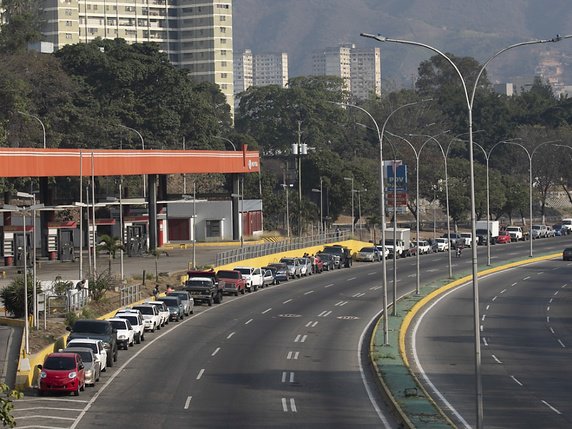 Le pétrole acheminé par l'Iran doit donner un peu de répit au Venezuela qui connaît une grave pénurie d'essence. Cette dernière a provoqué des files d'attentes kilométriques devant les stations-service, comme ici à Caracas (archives). © KEYSTONE/AP/ARIANA CUBILLOS