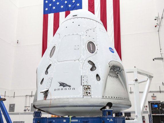 La capsule Crew Dragon, avec deux astronautes à son bord, sera fixée au sommet de la fusée Falcon 9. Celle-ci devrait décoller de Floride mercredi à 16h33 (22h33 en Suisse) (archives). © KEYSTONE/EPA NASA/SPACEX/SPACEX HANDOUT