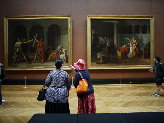 Quelque 10'000 visiteurs par jour ont découvert les chefs d'oeuvres du Louvre durant le mois de juillet (archives). © KEYSTONE/AP/Thibault Camus