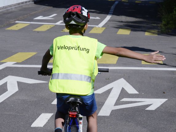 Un trajet à vélo permet aux enfants d’apprendre à se comporter de manière sûre dans la circulation routière, estime le TCS. © KEYSTONE/STEFFEN SCHMIDT