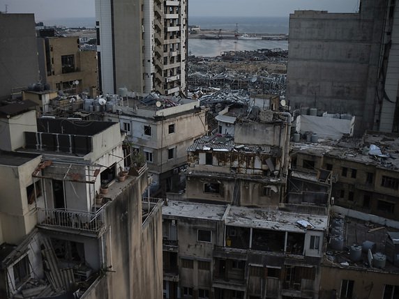 Les cloches des églises ont retenti et les mosquées ont lancé simultanément l'appel à la prière mardi, à l'heure exacte à laquelle l'explosion du port de Beyrouth ravageait la capitale libanaise le 4 août. © KEYSTONE/AP/Felipe Dana