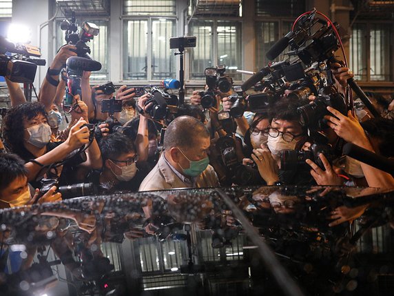 Jimmy Lai, richissime magnat de la presse à Hong Kong arrêté lundi lors d'une opération de police visant d'autres voix critiques envers Pékin, a été libéré sous caution mardi soir. © KEYSTONE/EPA/JEROME FAVRE