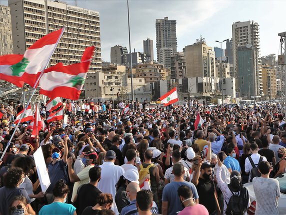 A 18h08 mardi à Beyrouth, une foule, en pleurs et en colère, a rendu hommage aux victimes de l'explosion qui a dévasté la capitale libanaise il y a une semaine. © KEYSTONE/EPA/NABIL MOUNZER