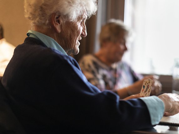 Pro Senectute veut s'engager pour que l'accompagnement à domicile des personnes âgées soit abordable (image d'illustration). © KEYSTONE/GAETAN BALLY