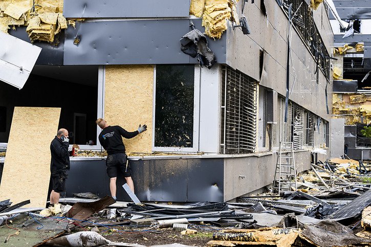 La tempête du 24 juillet avait occasionné des dégâts considérables, notamment au bâtiment de Sellita Watch (archives). © KEYSTONE/JEAN-CHRISTOPHE BOTT
