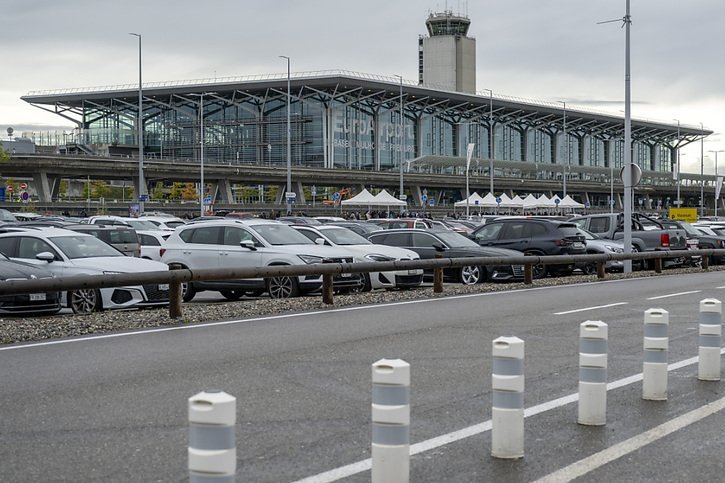 En mars déjà, l'aéroport de Bâle-Mulhouse avait dû être évacué à plusieurs reprises, en raison de fausses alertes à la bombe (archives). © KEYSTONE/GEORGIOS KEFALAS