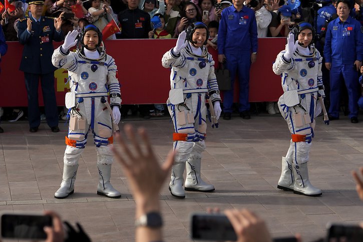 Les trois astronautes de la mission Shenzhou-18 devraient rester dans la station Tiangong pendant six mois. © KEYSTONE/AP/Andy Wong